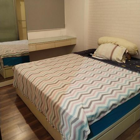 Santi Room For Rent Surabaya Esterno foto